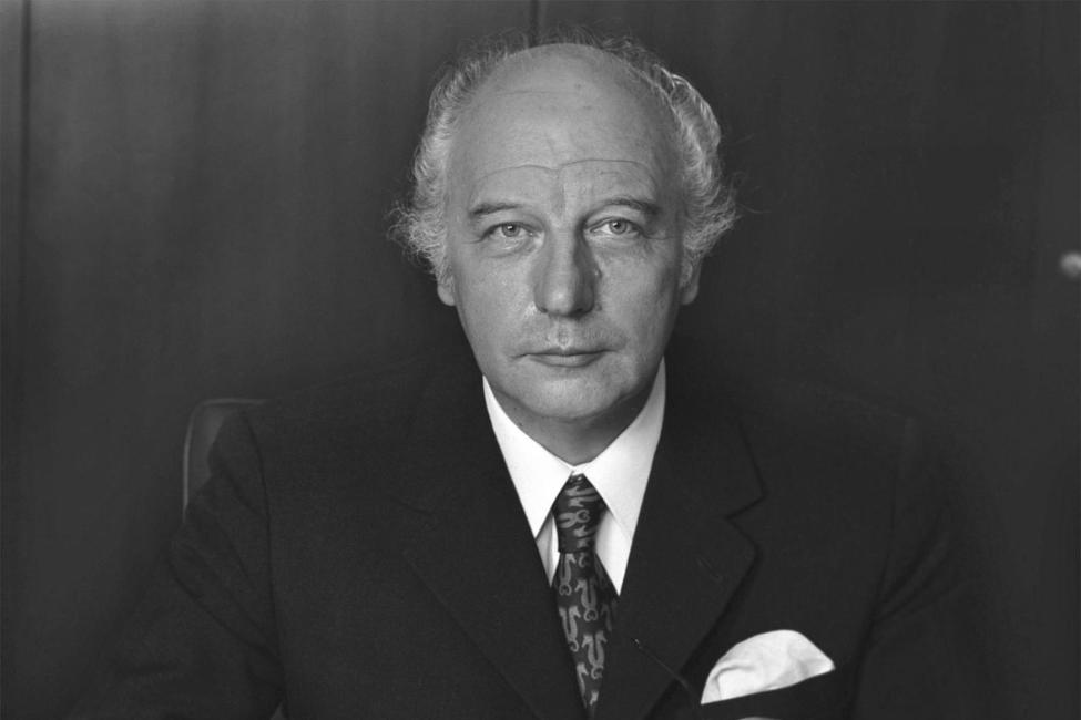 Bundespräsident Walter Scheel am Schreibtisch, 1974